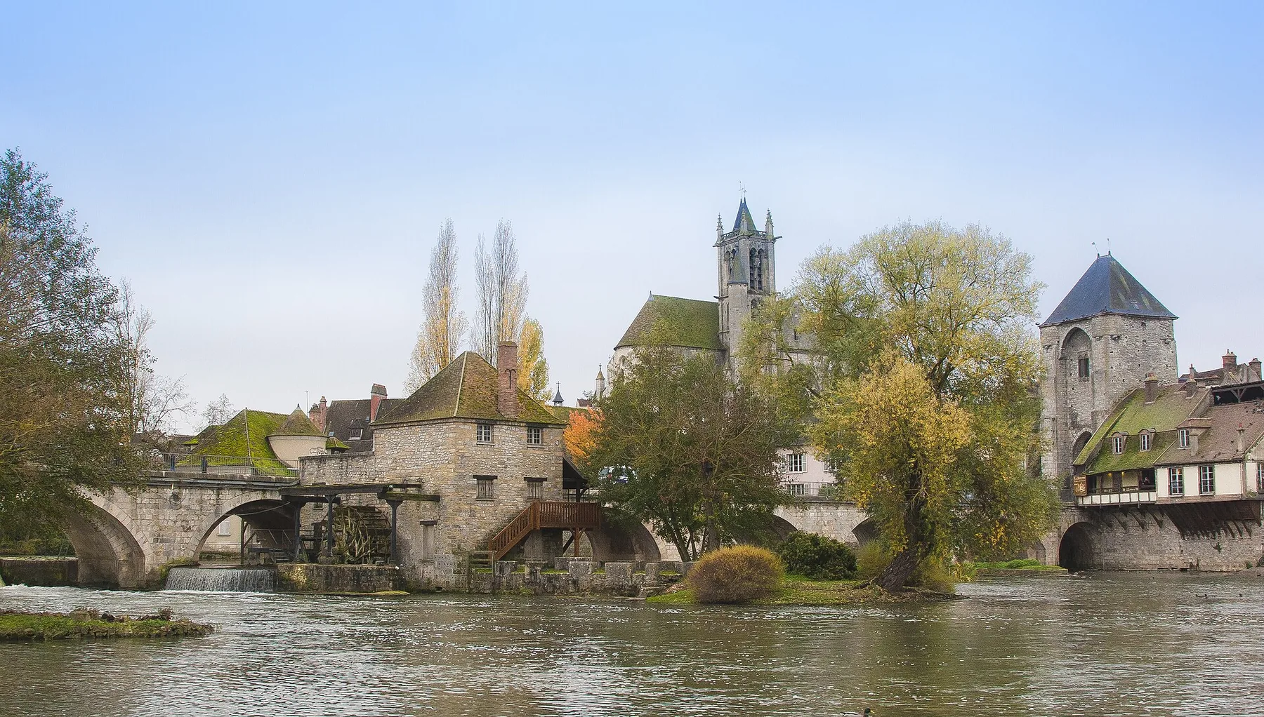 Le pont, les moulins et l'église de Moret-sur-Loing au bord de la rivière