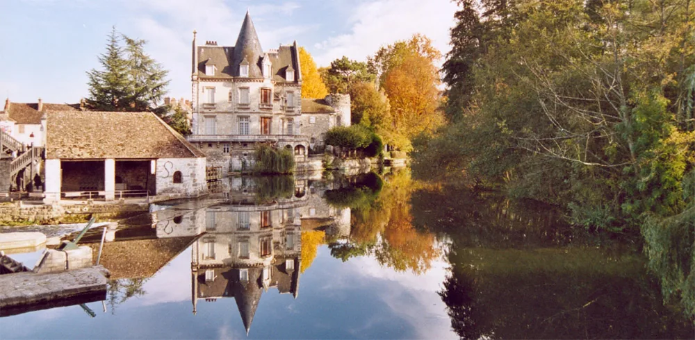 Paysage d'eau et de verdure à Moret-sur-Loing